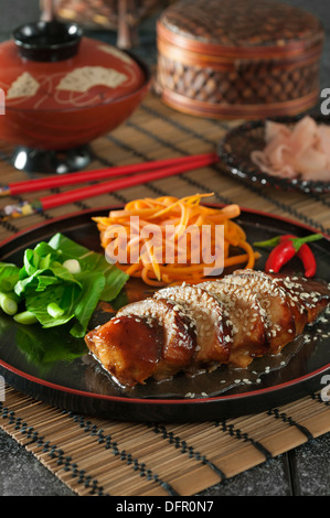 Chicken Teriyaki gegrillte marinierte Huhn im japanischen Stil Stockfoto