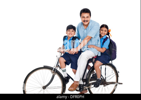 Mann mit seinen Kindern auf dem Fahrrad Stockfoto