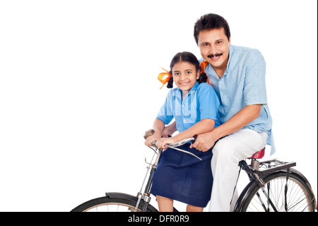 Mann mit seiner Tochter auf einem Fahrrad Stockfoto