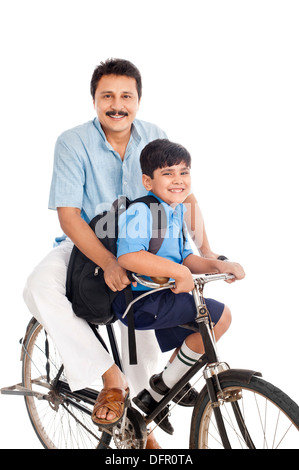 Mann mit Sohn auf dem Fahrrad Stockfoto