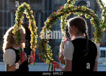 Traditionelle englische Morris Tänzer führen in Norwich in der Morgendämmerung am Maifeiertag. Stockfoto