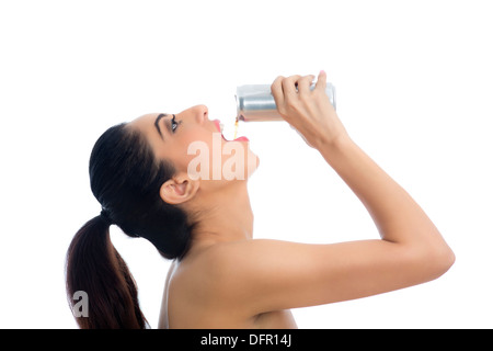 Seitenansicht einer Frau trinken alkoholfreies Getränk Stockfoto