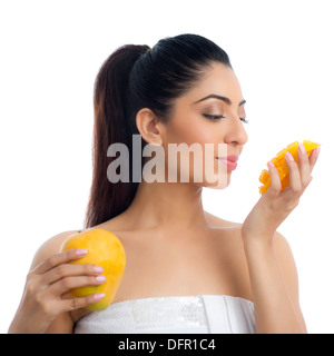 Nahaufnahme einer Frau Essen mango Stockfoto