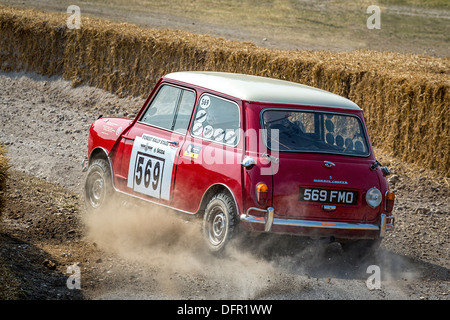 1964 Morris Mini Cooper S mit Fahrer Rauno Aaltonen auf die 2013 Goodwood Festival of Speed, Sussex, England, UK. Stockfoto