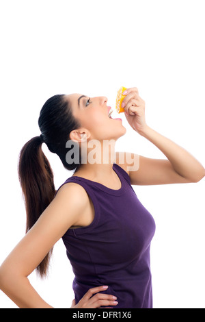 Frau trinken Saft von einer orange Stockfoto