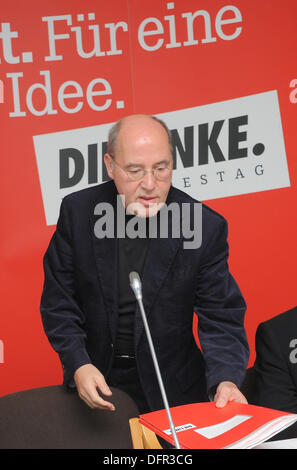 Bersteland, Deutschland. 8. Oktober 2013. Mitglied der deutschen Partei die linke Gregor Gysi kommt für die nichtöffentliche Sitzung der linken-Fraktion im Bundestag in Bersteland, Deutschland, 8. Oktober 2013. Die Linkspartei diskutiert das Programm für die ersten 100 Tage nach der Wahl und wählen den neuen Vorstand. Foto: BERND SETTNIK/Dpa/Alamy Live News Stockfoto