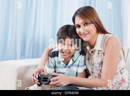 Frau spielt Video-Spiel mit ihrem Sohn Stockfoto