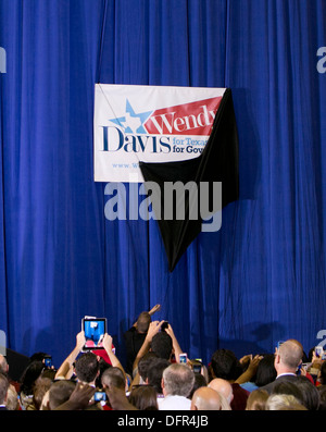 3. Oktober 2013 Haltom City, Texas: Texas demokratischen Staat Senator Wendy Davis kündigt ihre Kandidatur für Gouverneur von Texas Stockfoto