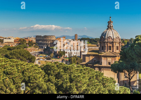 Blick auf das Forum Romanum, die Kirche Santi Luca e Martina und dem Kolosseum, Rom, Latium, Italien, Europa Stockfoto