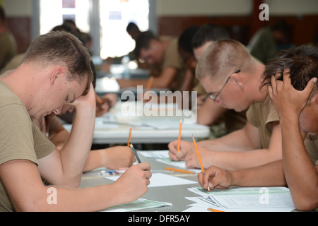 Seabees zugewiesen, Naval Mobile Bau Bataillon (NMCB) 11 nehmen die e-4, e-5 und e-6 Entwicklung Prüfungen im club 11 Grad Stockfoto