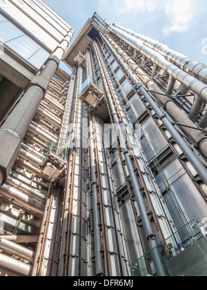 Der Lloyds Gebäude, Lime Street, City of London Versicherung und Bankenviertel, zeigt seine externen Panorama-Aufzüge Stockfoto