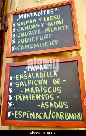 Vordergrund eines Posters im Menü in einem typischen spanischen Restaurant, Sevilla, Andalusien, Spanien Stockfoto