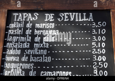 Vordergrund eines Posters im Menü in einem typischen spanischen Restaurant, Sevilla, Andalusien, Spanien Stockfoto