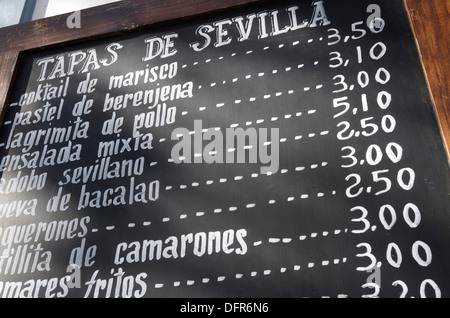 Vordergrund eines Posters im Menü in einem typischen spanischen Restaurant, Sevilla, Andalusien, Spanien Stockfoto