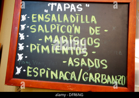 Vordergrund eines Posters im Menü in einem typischen spanischen Restaurant, Sevilla, Andalusien, Spanien Stockfoto