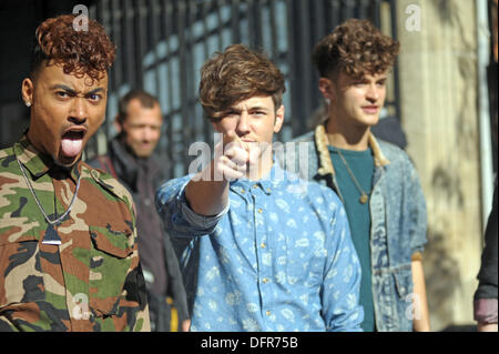 London, UK. 8. Oktober 2013. Kingsland Road X-Factor-Boy-Band bei ITV Studios This Morning London 10.08.2013 Credit: JOHNNY ARMSTEAD/Alamy Live News Stockfoto