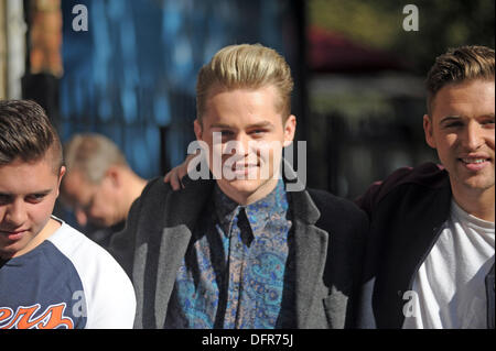 London, UK. 8. Oktober 2013. Kingsland Road X-Factor-Boy-Band bei ITV Studios This Morning London 10.08.2013 Credit: JOHNNY ARMSTEAD/Alamy Live News Stockfoto