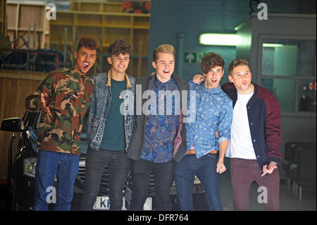 London, UK. 8. Oktober 2013. Kingsland Road X-Factor-Boy-Band bei ITV Studios This Morning London 10.08.2013 Credit: JOHNNY ARMSTEAD/Alamy Live News Stockfoto