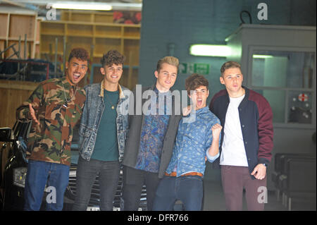 London, UK. 8. Oktober 2013. Kingsland Road X-Factor-Boy-Band bei ITV Studios This Morning London 10.08.2013 Credit: JOHNNY ARMSTEAD/Alamy Live News Stockfoto