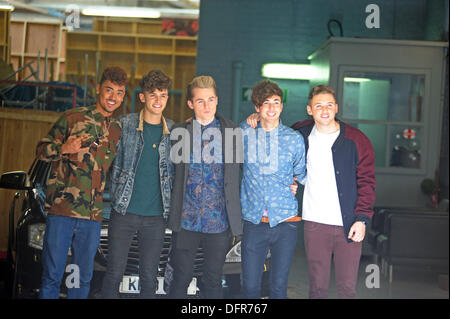 London, UK. 8. Oktober 2013. Kingsland Road X-Factor-Boy-Band bei ITV Studios This Morning London 10.08.2013 Credit: JOHNNY ARMSTEAD/Alamy Live News Stockfoto