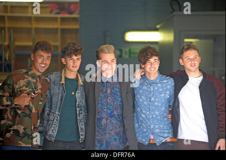 London, UK. 8. Oktober 2013. Kingsland Road X-Factor-Boy-Band bei ITV Studios This Morning London 10.08.2013 Credit: JOHNNY ARMSTEAD/Alamy Live News Stockfoto