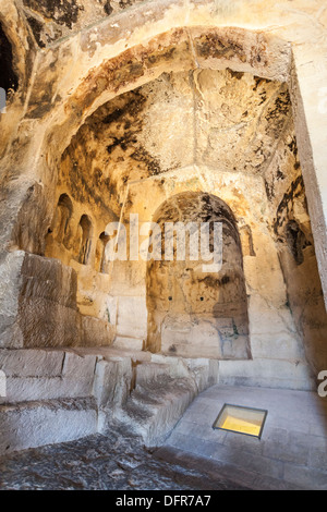 Innenansicht im Inneren der legendären frühen Christlichen 11. bis 12. Jahrhundert cave rock Kirche St. Peter Monterrone in der Sassi von Matera, Basilikata, Italien Stockfoto