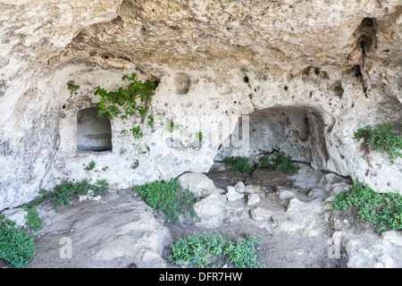 Innere des typisch primitiven Höhlenwohnungen Sassi Höhle wohnt in Matera, Basilikata, Süditalien, europäische Stadt der Kultur-2019 Stockfoto