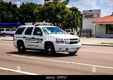 Sarasota-Polizei-Kreuzer auf Patrouille in der Stadt an einem heißen Tag in Florida Stockfoto