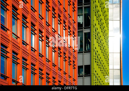 London, England, UK. Zentrale; St Giles - Bürogebäude/Restaurants (Renzo Piano) in St Giles High Street, Camden. Stockfoto