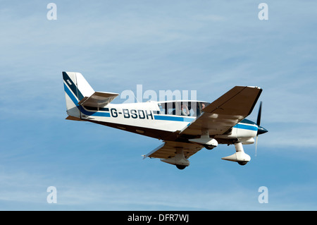 Robin DR400 Regent (G-BSDH) nähert sich Wellesbourne Flugplatz. Stockfoto