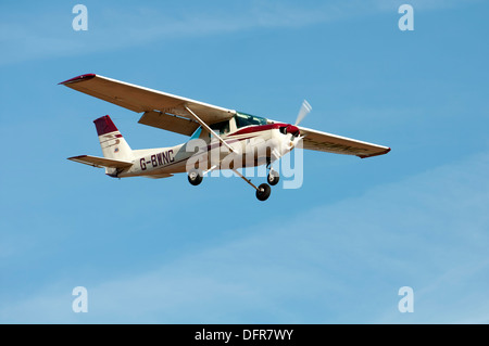 Cessna 152 (G-BWNC) nähert sich Wellesbourne Flugplatz. Stockfoto