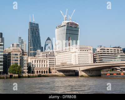 London Bridge und die Themse North Bank mit Adelaide House, der Cheesegrater, Walkie-Talkie und The Gherkin im Hintergrund, City of London, Großbritannien Stockfoto