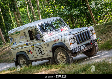 1997 Land Rover Wolf XD mit Fahrer Alan Paramore. 2013 Goodwood Festival of Speed, Sussex, UK. Streitkräfte-Rallye-Team. Stockfoto