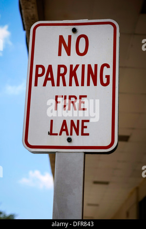 Obenliegende No Parking Fire Lane Zeichen Stockfoto