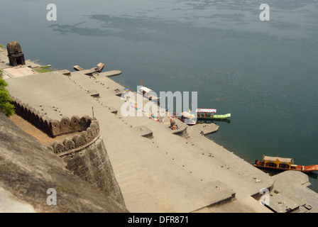 Blick auf Fluss Narmada und Ghat von Fort Ahilya, Maheshwar, Madhya Pradesh, Indien. Stockfoto