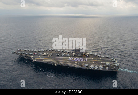 USS George Washington (CVN-73) stehen in Ausbildung zum #USSGW auf dem Flugdeck buchstabieren. Das #USSGW Foto dient zur Stockfoto