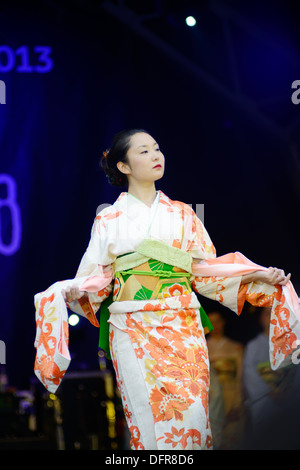 Japanische Tänzerin Mädchen tragen Kimono Matsuri Festival. Samstag, 5. Oktober 2013 Stockfoto