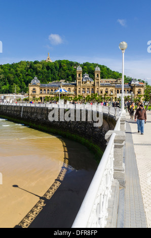 Menschen zu Fuß entlang der La Concha promenade vor Rathaus, San Sebastian, Gipuzkoa, Spanien Stockfoto