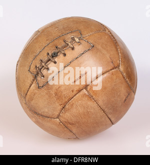 Eine alte altmodische Leder Fußball gegen einen grauen Hintergrund. Stockfoto