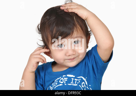 Ein 3 Jahre alter Junge, kratzte sich am Kopf Stockfoto