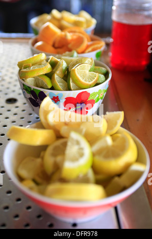 Frische Zitrusfrüchte sitzen in Porzellanschalen Stockfoto