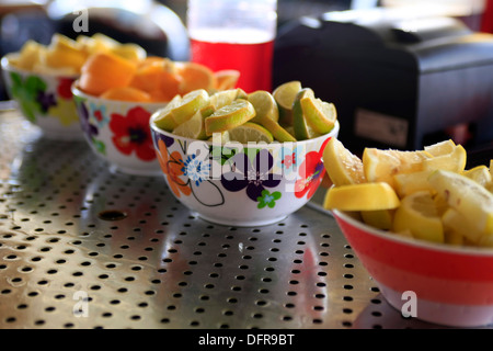 Frische Zitrusfrüchte sitzen in Porzellanschalen Stockfoto