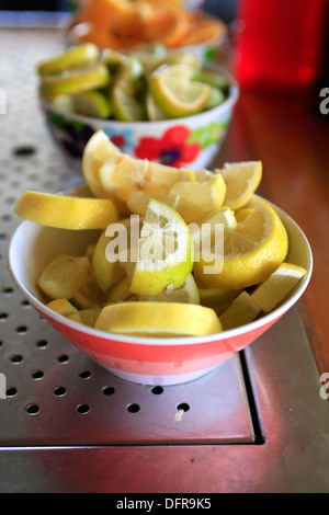 Frische Zitrusfrüchte sitzen in Porzellanschalen Stockfoto