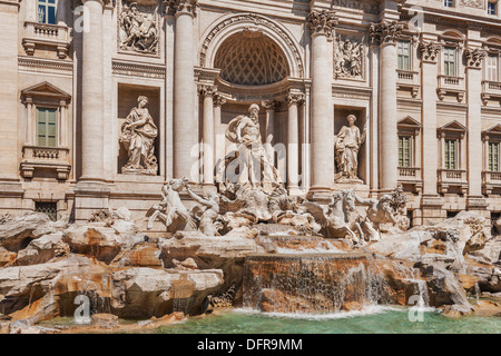 Der Trevi-Brunnen, die Fontana di Trevi, ist der größte Brunnen in Rom, Lazio, Italien, Europa Stockfoto