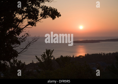 Sonnenaufgang über dem Copper Harbor von einem Abzug auf dem Weg an die Spitze des Berges Brockway gesehen. Stockfoto