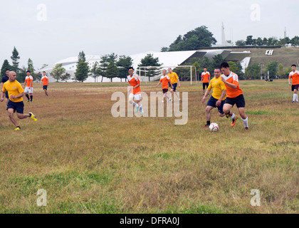 Matrosen, zugewiesen, die nach vorne bereitgestellt Arleigh Burke-Klasse Lenkwaffenzerstörer USS Mustin (DDG-89) spielen ein Fußballspiel mit südkoreanische Matrosen. Mustin ist in Pyeontaek für einen Port-Besuch während seiner Patrouille mit dem George Washington Carrier Strike G Stockfoto