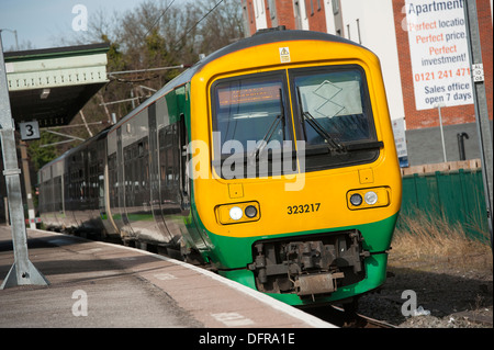 London Midland Klasse 323 Personenzug auf vier Eichen-Bahnhof, Sutton Coldfield, West Midlands, England. Stockfoto