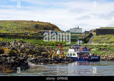 Tourist / Besucher Boot vertäut am Kirkhaven, auf der Isle of May, eine RSPB Reserve in den Firth of Forth in Schottland Stockfoto