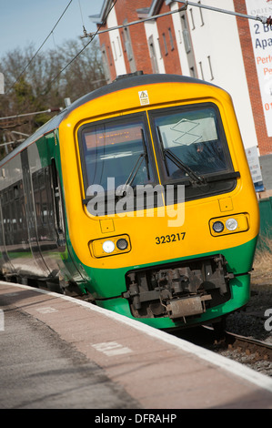 London Midland Klasse 323 Personenzug auf vier Eichen-Bahnhof, Sutton Coldfield, West Midlands, England. Stockfoto