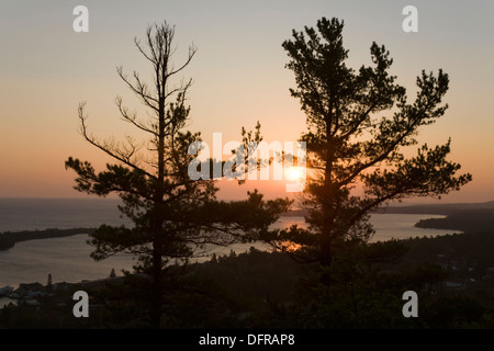 Sonnenaufgang über dem Copper Harbor von einem Abzug auf dem Weg an die Spitze des Berges Brockway gesehen. Stockfoto